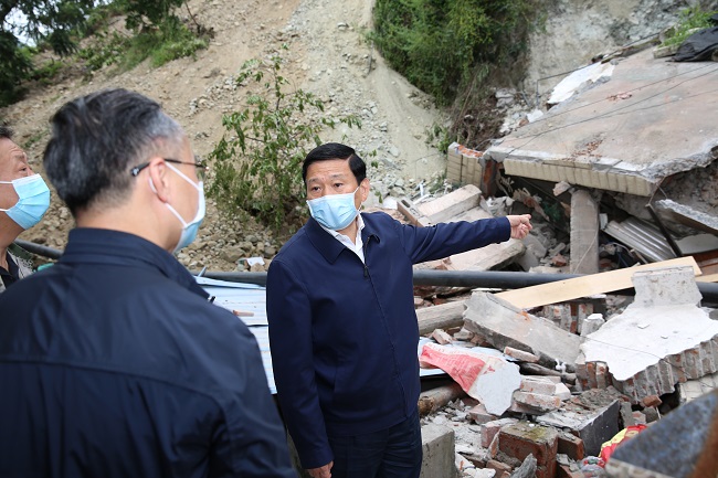 国务院抗震救灾指挥部工作组继续在四川震区指导抗震抢险救灾工作 强调要把抢救生命作为当前首要任务