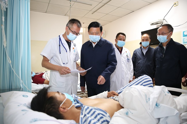 国务院抗震救灾指挥部工作组继续在四川震区指导抗震抢险救灾工作 强调要把抢救生命作为当前首要任务